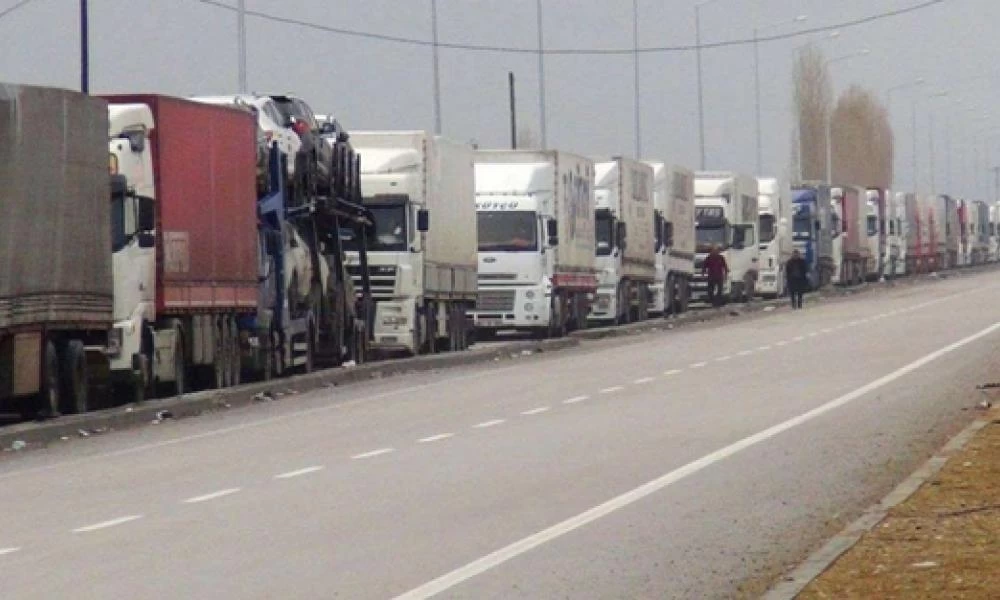 Ρωσικό τελωνειακό καψόνι 140 χλμ για τους Τούρκους οδηγούς φορτηγών (βίντεο)